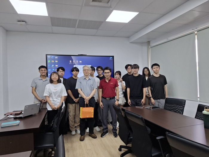 Professor Hoang Anh from Vietnam visited the university for an academic exchange and interacted with the students in the laboratory